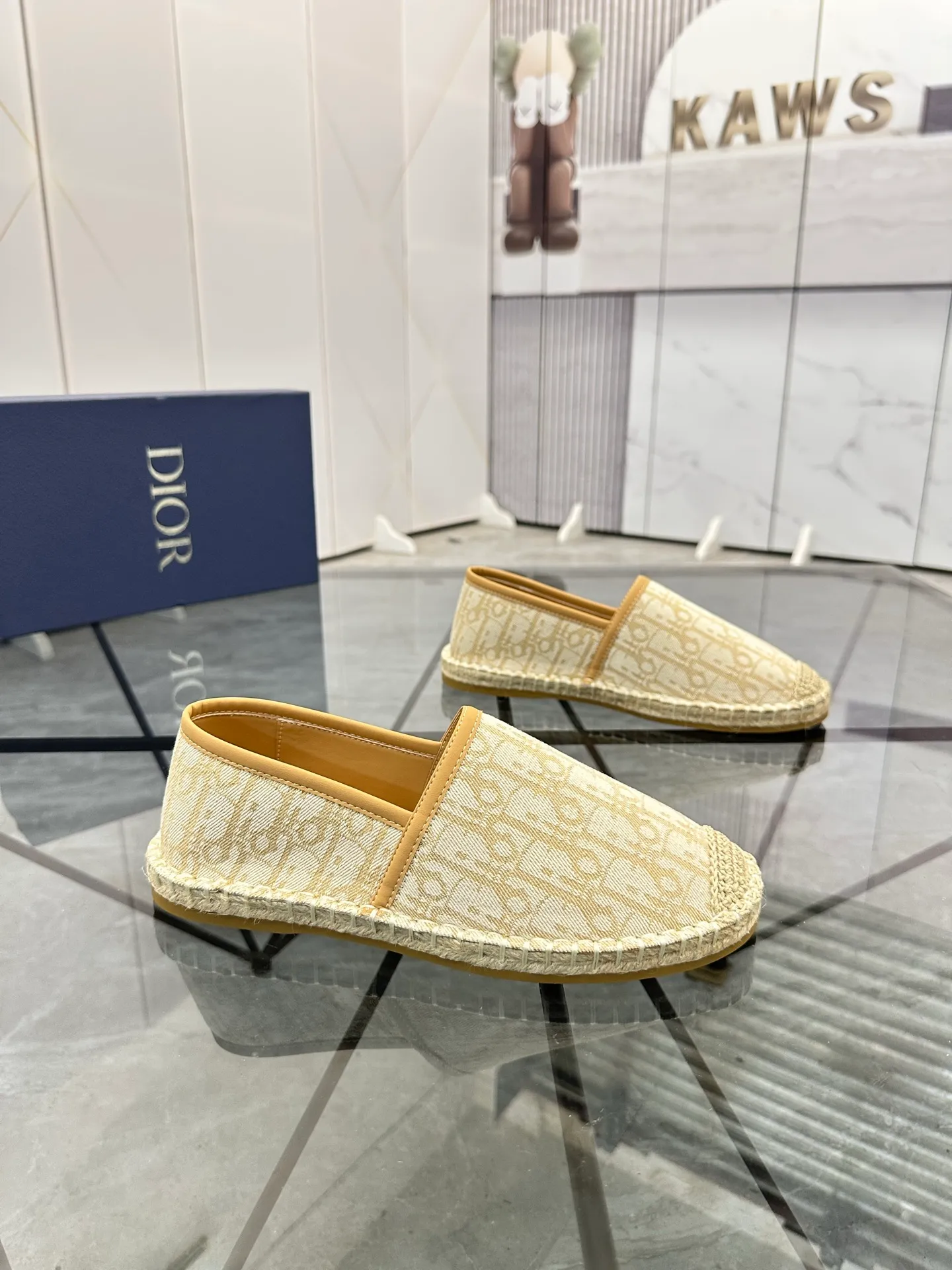 Men's shoes for sale 💰: 💰P400¥ Product trademark: Dior* "Dior*" low-top fisherman's shoes Regular size: 38-44 (can be customized to 37.45) Product materials: imported cowhide leather upper spliced ​​with original fabric, sheepskin lining, original outsole. Number: 1023